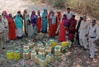 कोरबा में अवैध महुआ शराब पर बड़ी कार्रवाई: 130 लीटर शराब और 3000 किलो लाहन जब्त, अज्ञात तस्करों पर मामला दर्ज