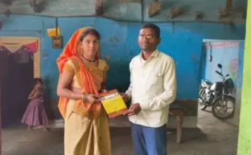 सुशासन तिहार: अब समाधान की हो रही होम डिलीवरी गांवों में आधार कार्ड बनाने पहुंच रही टीम