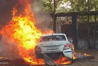 बालको थाने में आग का तांडव: स्विफ्ट डिजायर जलकर खाक, पुलिसकर्मियों की साहसी कोशिशें रंग लाईं
