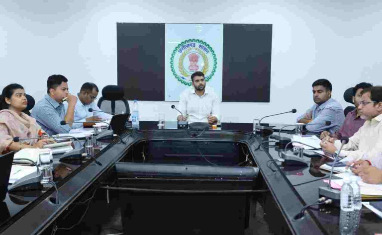 शत प्रतिशत गर्भवती महिलाओं को करें चिन्हांकित-कलेक्टर मयंक चतुर्वेदी