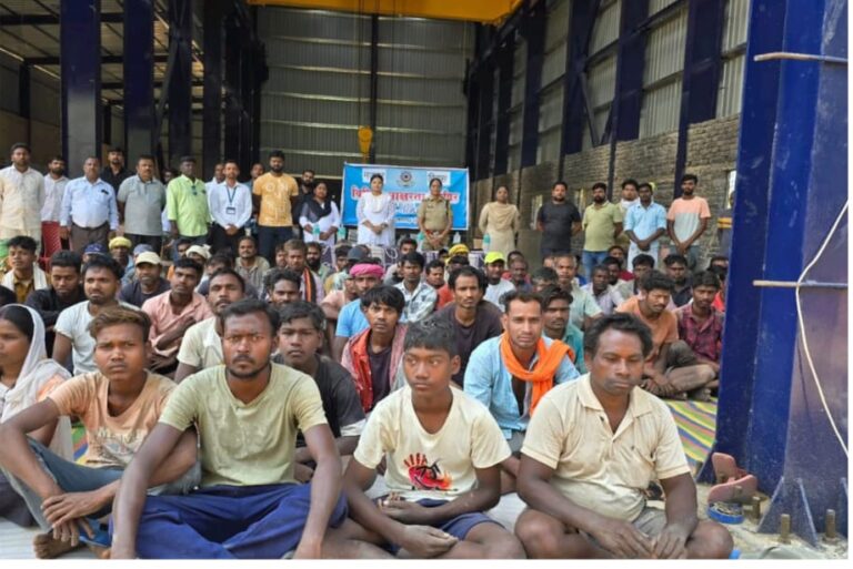 दमास धरमजयगढ़ में अंतर्राष्ट्रीय मजदूर दिवस पर विधिक साक्षरता शिविर का आयोजन