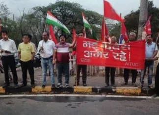 भिलाई में मई दिवस पर श्रमिकों की जोरदार हुंकार: “श्रमिक अधिकारों की लड़ाई जारी रहेगी!”
