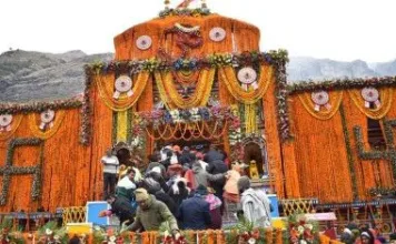 पहलगाम से बद्रीधाम तक: एक तरफ़ त्रासदी, दूसरी तरफ़ राजनीति और उत्सव