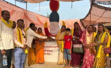 कोरबा: सलिहा भांठा में गोंड समाज ने धूमधाम से की बड़ा देव की स्थापना, प्रकृति पूजा और संरक्षण का दिया संदेश