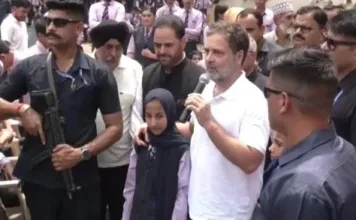 राहुल गांधी का पुंछ दौरा: सीमा पर पाकिस्तान की गोलाबारी से पीड़ित परिवारों से मिले, साझा किया दर्द