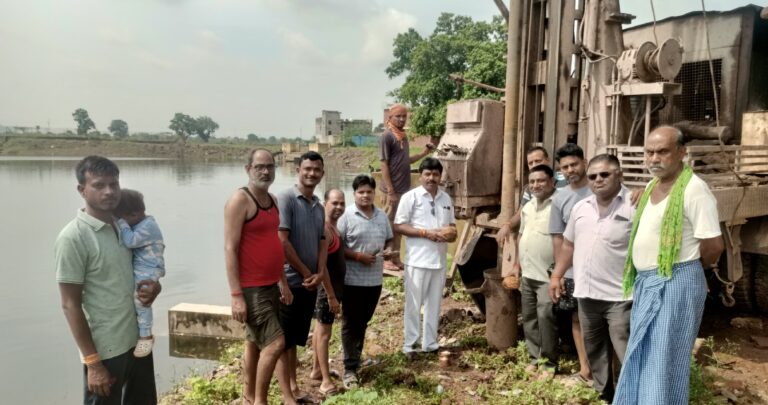 नील सरोवर पार मदनपुर में बोर खनन कार्य का शुभारंभ