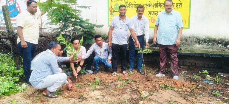 अंतरराष्ट्रीय सहकारिता दिवस पर आदिम जनजाति सेवा सहकारी समिति ने बरगढ़ में किया वृक्षारोपण