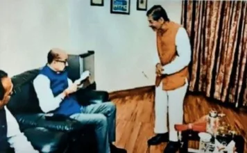 कोरबा में फेसबुक फोटो पर मचा बवाल: पूर्व आदिवासी मंत्री के अपमान के आरोप पर कलेक्टर ने दी सफाई, फोटो को बताया दुर्भाग्यपूर्ण
