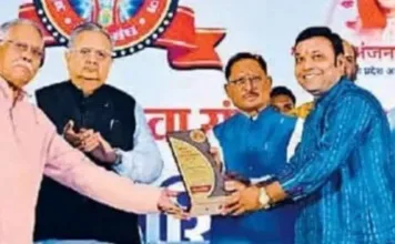 प्रसिद्ध तबला वादक मोरध्वज वैष्णव को मिला मुख्यमंत्री विष्णुदेव साय से सम्मान: वैश्विक मंचों पर बिखेरी भारतीय कला की चमक