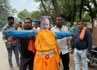 एसईसीएल प्रबंधन के खिलाफ भू-विस्थापितों का फूटा गुस्सा: जीएम और सीएमडी के पुतले फूंके