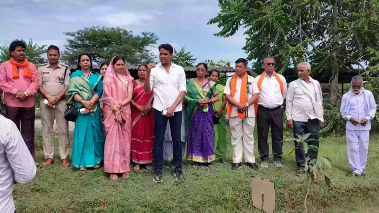 खरसिया ब्लॉक में हुआ वृहद वृक्षारोपण: हितग्राहियों ने वृक्षारोपण कर प्रधानमंत्री आवास वाटिका का किया निर्माण