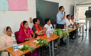 छः संकुल प्राचार्य प्रधान पाठकों एवं संस्था प्रमुखों की समीक्षा बैठक संपन्न