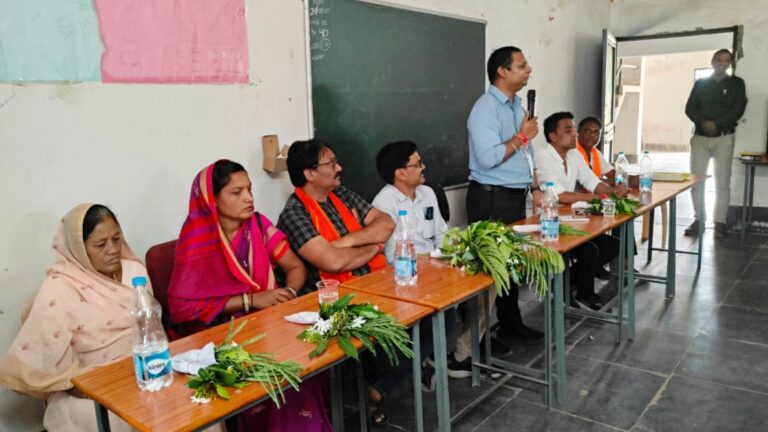 छः संकुल प्राचार्य प्रधान पाठकों एवं संस्था प्रमुखों की समीक्षा बैठक संपन्न