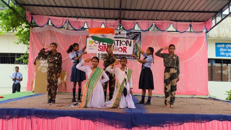 बालको के पीएम श्री स्वामी आत्मानंद स्कूल में स्वतंत्रता दिवस पर हर्षोल्लास, परेड और सांस्कृतिक कार्यक्रमों से गूंजा परिसर