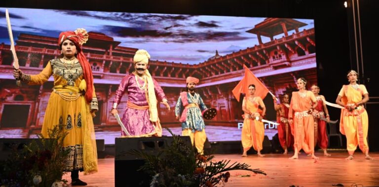 गोंडवाना की वीरांगना रानी दुर्गावती की जीवनी चक्रधर समारोह में नाट्य रूप में हुई जीवंत