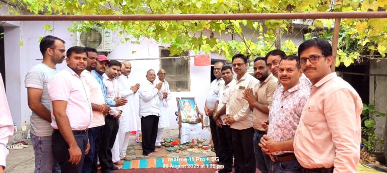 डॉ डीपी पटेल के दादा स्वर्गीय गोविंद राम पटेल को श्रद्धांजलि देने पहुंचे खरसिया के जन प्रतिनिधिगण