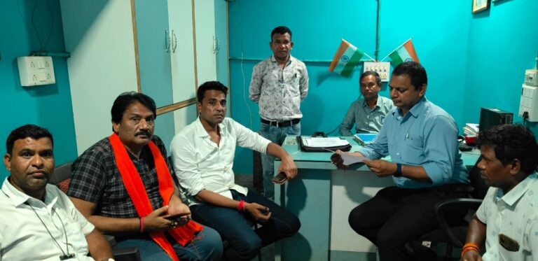 आदिम जनजाति सेवा सहकारी समिति बरगढ़ में निरीक्षण करने पहुंचे एसडीम प्रवीण तिवारी एवं जिला पंचायत अध्यक्ष प्रतिनिधि रविंद्र गबेल