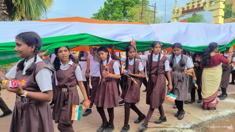 खरसिया नगर में निकाली गई भव्य तिरंगा यात्रा