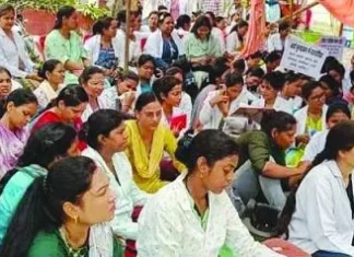 छत्तीसगढ़ में संविदा स्वास्थ्य कर्मियों की अनिश्चितकालीन हड़ताल, चरमराई स्वास्थ्य सेवाएं; 20 साल से अधर में मांगें