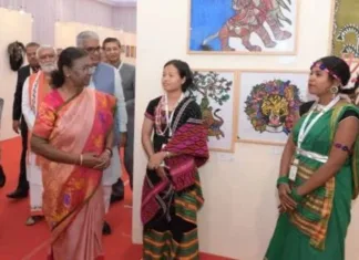 अचानकमार के जंगल से राष्ट्रपति भवन तक: आदिवासी बेटी रागनी ध्रुव की कला का परचम