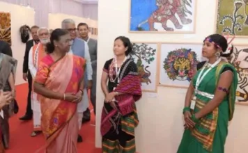 अचानकमार के जंगल से राष्ट्रपति भवन तक: आदिवासी बेटी रागनी ध्रुव की कला का परचम