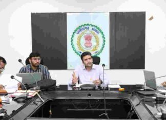 ओपीडी टाइमिंग पर ड्यूटी पर उपस्थित रहें डॉक्टर्स: कलेक्टर मयंक चतुर्वेदी