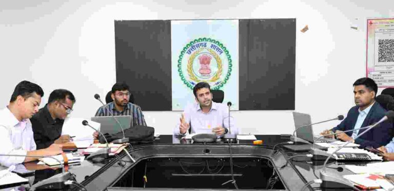 ओपीडी टाइमिंग पर ड्यूटी पर उपस्थित रहें डॉक्टर्स: कलेक्टर मयंक चतुर्वेदी