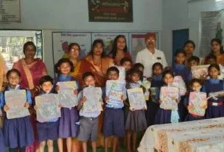 बालकोनगर में सेवा पखवाड़ा: भाजपा महिला मोर्चा ने विद्यार्थियों को बांटी पाठ्य सामग्री