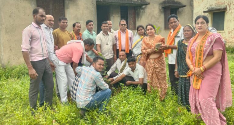 सेवा पखवाड़ा अंतर्गत बोतल्दा स्कूल में स्वच्छता अभियान और वृक्षारोपण