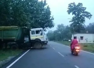 बालकोनगर: सेक्टर 4 के पास सड़क पर खड़ा ट्रेलर दे रहा बड़े हादसे को दावत, नगर-प्रशासन की अनदेखी से बढ़ी चिंता