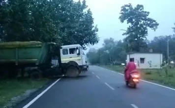 बालकोनगर: सेक्टर 4 के पास सड़क पर खड़ा ट्रेलर दे रहा बड़े हादसे को दावत, नगर-प्रशासन की अनदेखी से बढ़ी चिंता