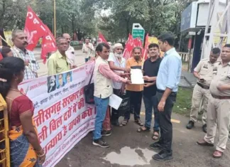 कोरबा: बिजली बिल वृद्धि के विरोध में भाकपा का धरना, मुख्यमंत्री के नाम सौंपा ज्ञापन