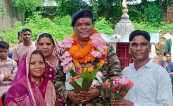 22 साल देश सेवा के बाद गांव लौटा वीर फुलेश्वर सिदार: बाराद्वार स्टेशन से सिरली गांव तक गूंजे जयकारे, हुआ भव्य स्वागत