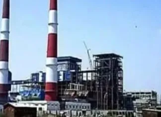 कोरबा: अदानी पावर प्लांट की बस में लटका मिला चालक का शव, सपनों का बोझ या व्यवस्था की मार?