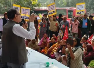 संविधान दिवस पर जंतर-मंतर में तेज़ हुई गूंज: चारों श्रम कोड रद्द करने की मांग, किसान-मज़दूर एकता का सशक्त प्रदर्शन