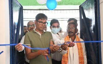 वित्त मंत्री एवं रायगढ़ विधायक चौधरी ने सरकारी स्कूल में नव-निर्मित आधुनिक लाइब्रेरी एवं स्मार्ट क्लासरूम का किया लोकार्पण