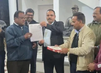 1517 दिनों के संघर्ष की जीत: 37 साल बाद भू-विस्थापित किसान को मिला जमीन के बदले रोजगार; कुसमुंडा में आंदोलनकारियों ने बांटी मिठाइयां