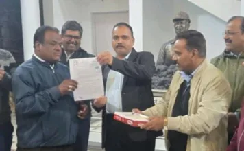 1517 दिनों के संघर्ष की जीत: 37 साल बाद भू-विस्थापित किसान को मिला जमीन के बदले रोजगार; कुसमुंडा में आंदोलनकारियों ने बांटी मिठाइयां