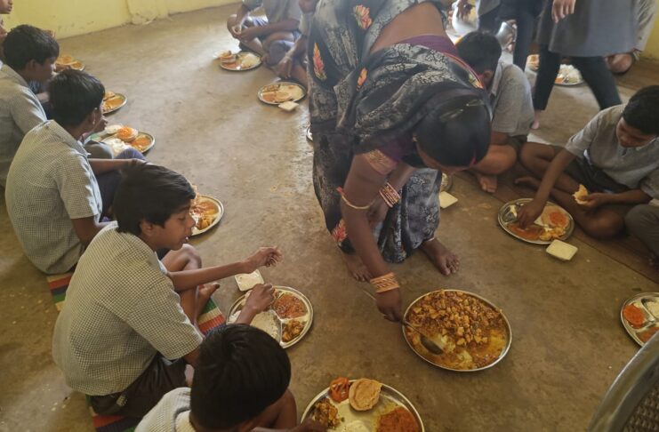 ग्राम कुर्रुभांठा शा. मा. शाला में न्योता भोज का आयोजन, बच्चों में दिखा उत्साह