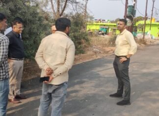 बीटी सड़क निर्माण में अनियमितता पर जिला प्रशासन का कड़ा एक्शन