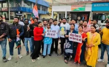 बापू की पुण्यतिथि पर खुली शराब की दुकानें, भड़की युवा कांग्रेस; ‘रघुपति राघव’ गाकर आबकारी मंत्री का पुतला फूंका