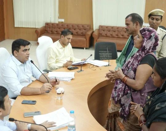 जनदर्शन में कलेक्टर कुणाल दुदावत का सख्त रुख: 119 आवेदनों पर त्वरित कार्रवाई के निर्देश, खाद्यान्न वितरण से लेकर पेंशन तक समस्याओं का समाधान प्राथमिकता