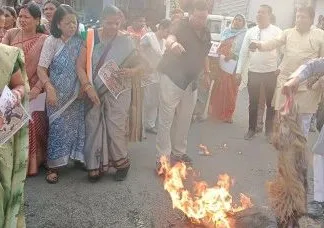 एपस्टीन फाइल विवाद: कोरबा में महिला कांग्रेस ने केंद्रीय मंत्री हरदीप सिंह पुरी का फूंका पुतला, इस्तीफे की उठी मांग