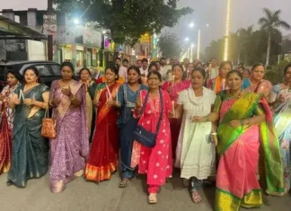 एलपीजी सिलेंडर की बढ़ी कीमतों के खिलाफ कोरबा में कांग्रेस का जोरदार प्रदर्शन: कैंडल मार्च निकालकर भाजपा का पुतला दहन