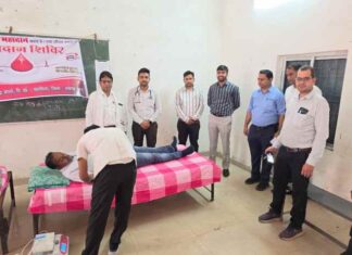 खरसिया शिविर में 250 से अधिक लोगों ने करायी स्वास्थ्य जांच, 10 ने किया रक्तदान