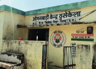 ठुसेकेला के आंगनबाड़ी केंद्र में पंखों का अभाव.. भीषण गर्मी में मासूम बच्चे बेहाल, शिवसेना ने उठाई आवाज