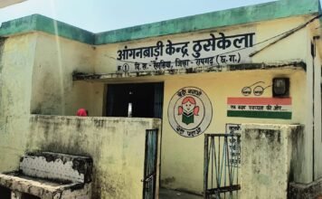 ठुसेकेला के आंगनबाड़ी केंद्र में पंखों का अभाव.. भीषण गर्मी में मासूम बच्चे बेहाल, शिवसेना ने उठाई आवाज