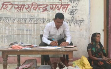 पीडीएस की चावल को घर तक पहूंचा कर देते हैं सरपंच