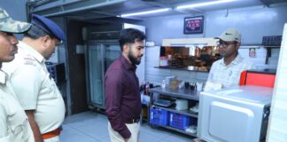 सही दवा, शुद्ध आहार’ अभियान के तहत गुणवत्ता व स्वच्छता पर प्रशासन का फोकस, जिला पंचायत सीईओ ने किया निरीक्षण बेकरी से पनीर का नमूना संग्रह कर भेजा गया प्रयोगशाला प्रतिष्ठानों को स्वच्छता, सुरक्षित उपयोग और मानकों के पालन के दिए निर्देश न्यूज पेपर के उपयोग से बचने और कुकिंग ऑयल का सीमित उपयोग करने की दी गई समझाइश