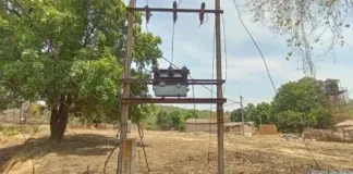 अंधेरे में डूबा गांव सूअरधार: एक महीने से बिजली नहीं, नदी का पानी पीने को मजबूर है परिवार